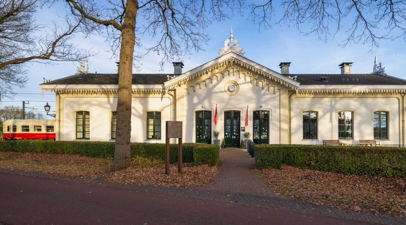 Achtergrond pas bv website kantoorpand Houten met wagon 2025