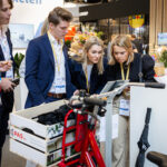 Groepje studenten die de prijsvraag voor het winnen van de fiets op de provada invullen