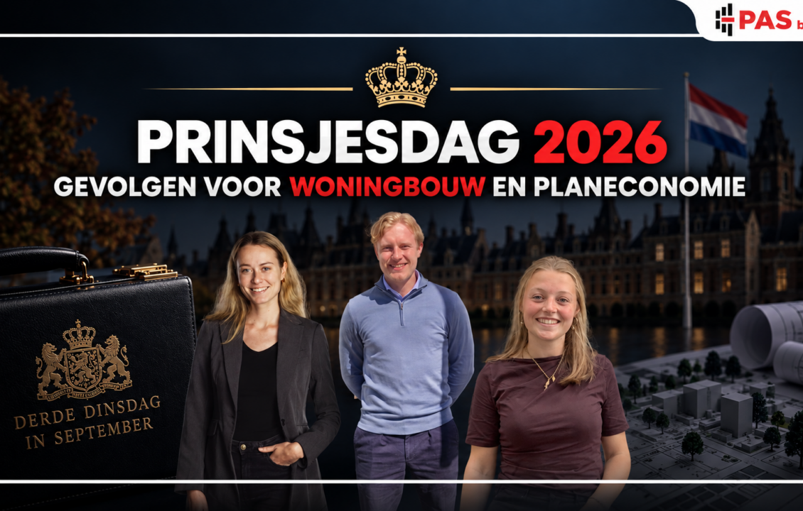 Drie medewerkers van PAS bv voor een Prinsjesdag 2026-cover over woningbouw en planeconomie, met op de achtergrond het Binnenhof, een Nederlands vlag, bouwplannen en het Prinsjesdagkoffertje.