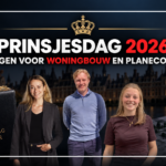 Drie medewerkers van PAS bv voor een Prinsjesdag 2026-cover over woningbouw en planeconomie, met op de achtergrond het Binnenhof, een Nederlands vlag, bouwplannen en het Prinsjesdagkoffertje.